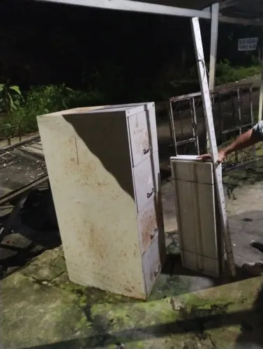 Vendo 2 armários de ferro por 150 reais 