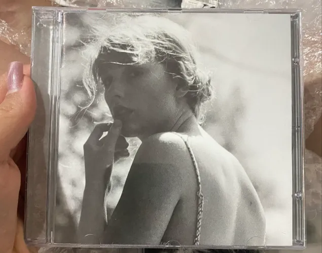 Taylor Swift - Folklore Capa 2 Meet me behind the mall