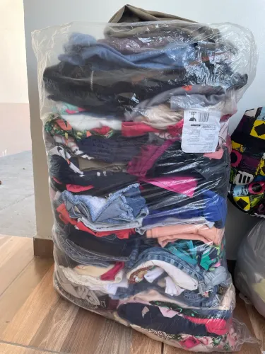 Fardos de roupa de brechó