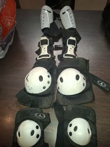 Kit de Proteção para Patins/Skate (Joelheira + Cotoveleira + Pulso + Cap) + Caneleira Nike