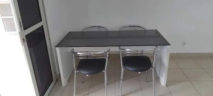 Mesa com tampo de vidro