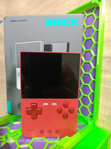 Trimui Brick Red + Case magnética na caixa pequenas marcas de uso
