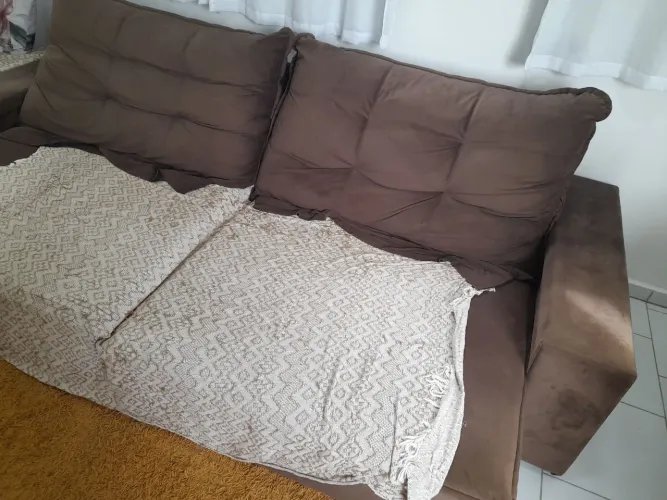 Vende-se um sofá retrátil, marrom com 1.90 de largura