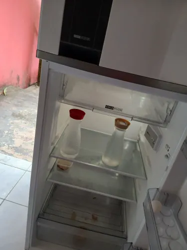 Vendo essa geladeira novinha 2 meses de uso Telefone * degelo seco