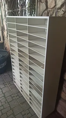 Suporte em MDF para guardar mercadorias