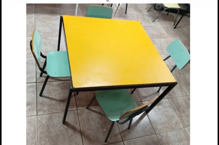 Mesa com 4 cadeiras-infantil