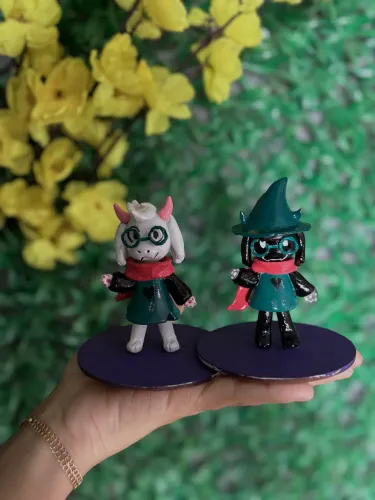 Bonecos miniatura artesanais do personagem Ralsei do jogo Deltarune.