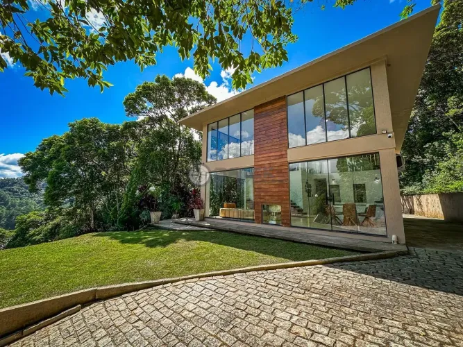 Casa em condomínio à venda com 5 quartos sendo 3 suítes, 330 m² no Comary - Teresópolis/RJ