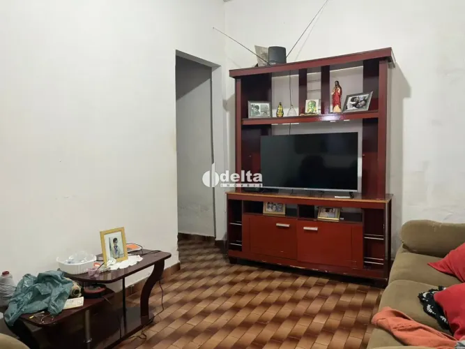 Casa com 6 quarto disponível para venda no bairro Nossa Senhora Aparecida em Uberlândia-MG
