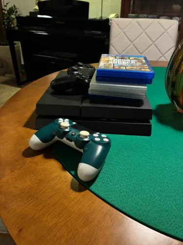 PlayStation 4 + 2 Controles + 5 Jogos