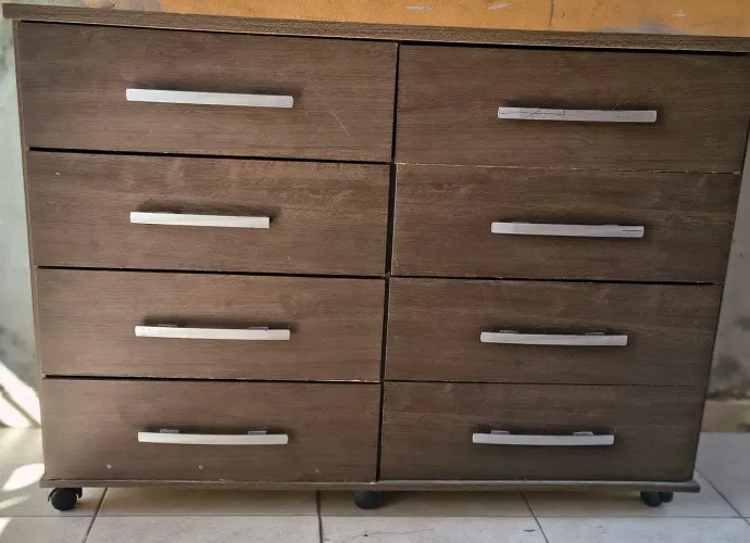 Cômoda 8 gavetas, com rodinhas em perfeito estado 