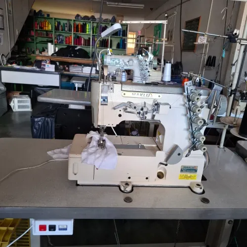 Máquina de costura_ Galoneira Industrial usada