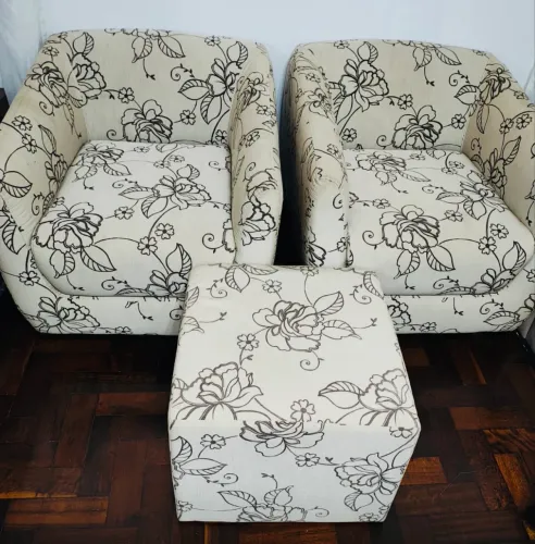 Conjunto de poltronas e puff
