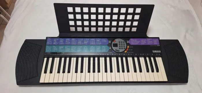 Teclado Musical Yamaha PSR-77 - Acompanha Fonte e Suporte para Partituras