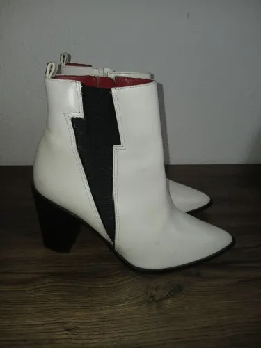 Bota branca santa lolla vom detalhe em raio preto