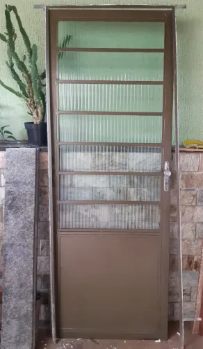 Porta de Alumínio com Vidro Canelado