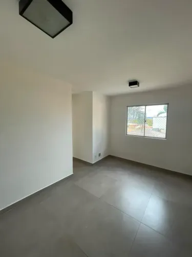 Apartamento - 03 quartos, sala, cozinha com armários, banheiro social com box, área de se