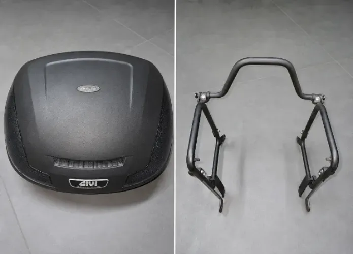 Baú Givi com suporte - 47 L (traseiro) - Cabem 2 capacetes