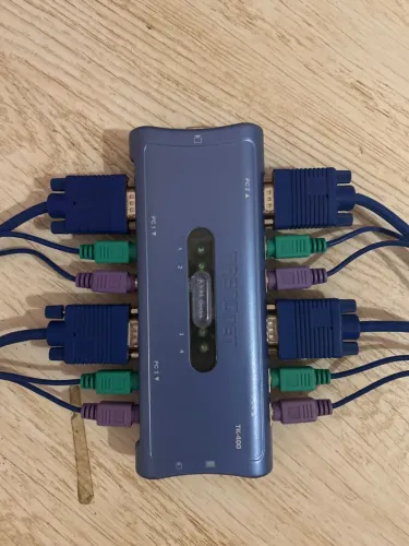 Switch KVM 4 Portas TRENDnet TK-400 (VGA / PS2) + Cabos Inclusos