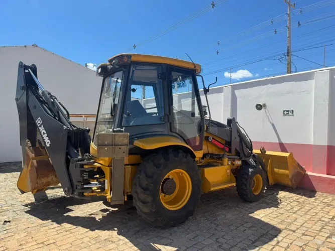 RETROESCAVADEIRA XCMG