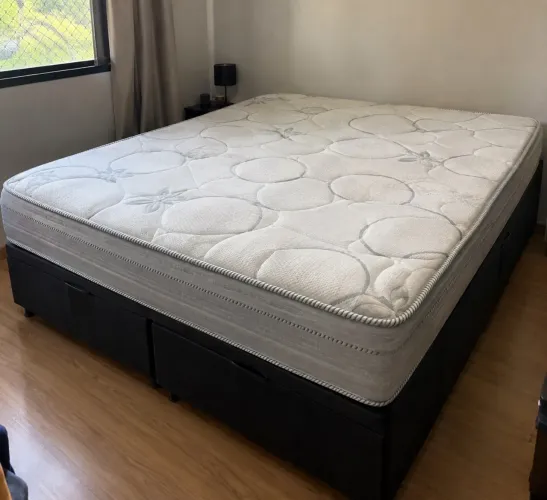 Cama king com baú com poucos meses de uso .