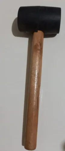Vendo uma marreta de borracha