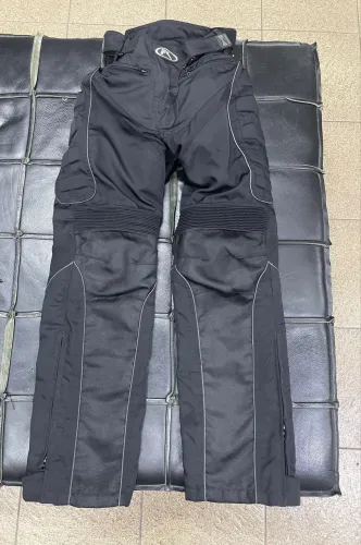 uma calça de motociclista preta da marca Racing Rabbit
