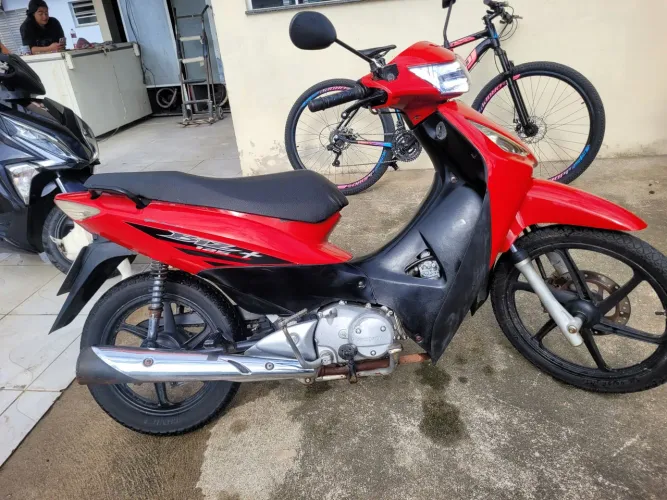 Vendo Honda biz 125 roda de liga leve PARTIDA ELÉTRICA em dia no meu nome toda certinha.