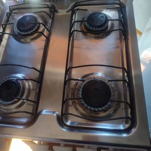Funcionando perfeitamente as 4 bocas e forno...marcas nas laterais