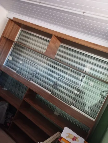 Vendo vitrine/Armário de MDF grande para distribuidora, lojas ou comércio. Para sair logo