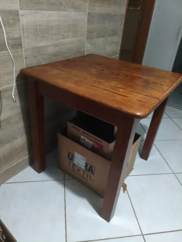 Mesa de Madeira Maciça com 4 Cadeiras