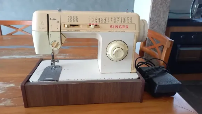 Maquina costura doméstica marca Singer modelo Facilita 43