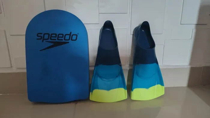 Nadadeira e prancha de natação 