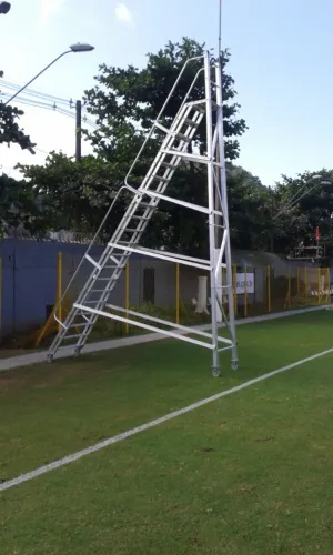 Escada Plataforma de Alumínio 4.00 metros  Carga de trabalho 300 kg