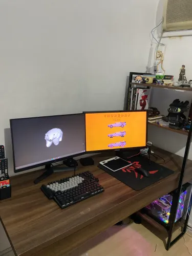 Mesa Gamer/Escritório com Estante Integrada - Tampo Amadeirado e Estrutura Metálica