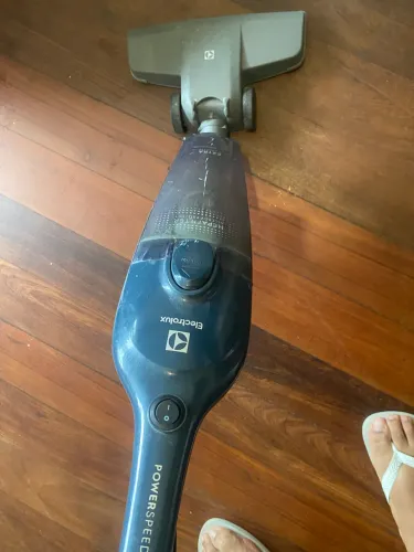 Aspirador de Pó Vertical 2 em 1 Electrolux PowerSpeed Plus STK14 na cor Denim Blue.
