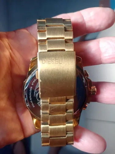 Relógio dourado Diesel