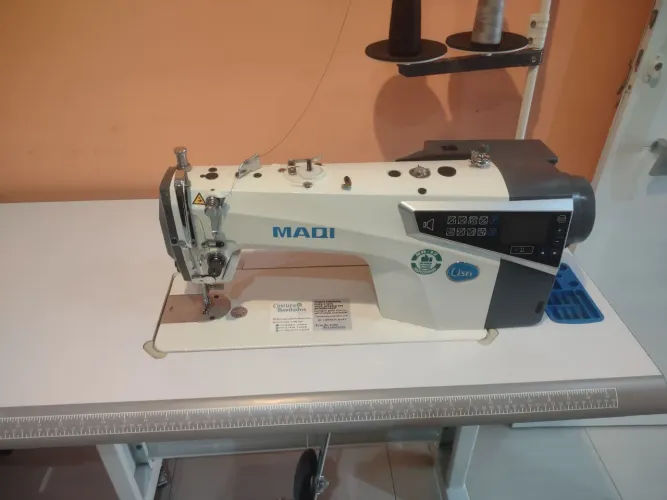 Máquina de costura reta industrial