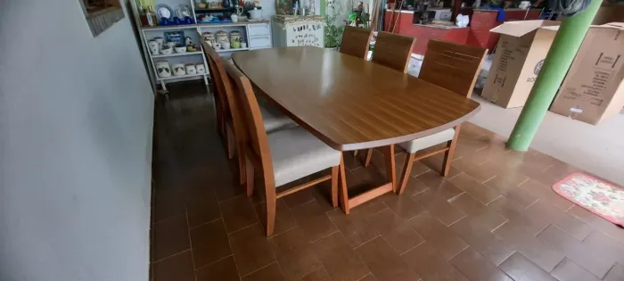 Mesa toda de madeira resistente