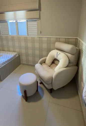 Poltrona amamentação balanço e base giratória + puff