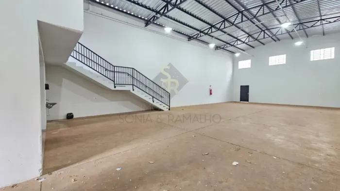 Galpão para alugar com 255,42m² de área construída no bairro Jardim Jóquei Clube, em Ribei