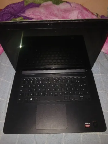 Vendo um notebook em bom estado soque tem um defeito que fica na tomada