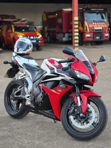 Cbr 600rr para pessoas exigentes.