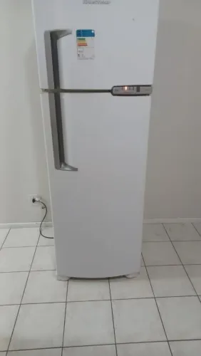 Geladeira grande com freezer funcionando bem