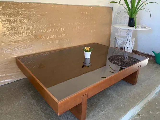 Mesa de Centro de Madeira com Tampo de Vidro Espelhado (140 x 90cm