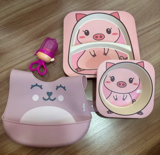 Vendo 2 pratinhos, babador buba e chupeta de alimentação bebê pouco usados
