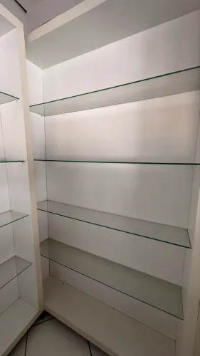Estante de prateleiras de vidro com rodinha