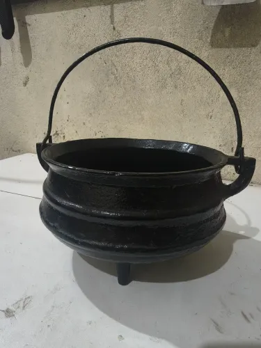 Caldeirão de ferro antigo