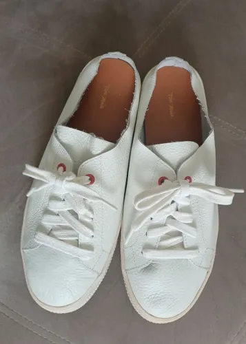 Ténis branco mule Via Mia NOVO ! Em couro legítimo tamanho 36. Detalhes em ilhós vermelhos