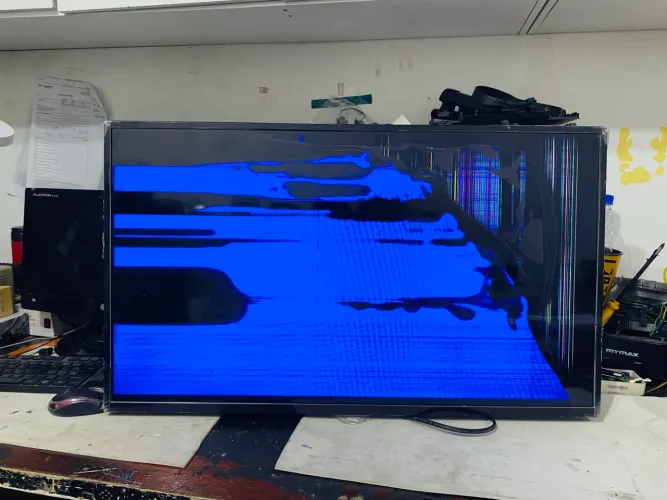 Tv AOC 32 LE32S5970 tela quebrada